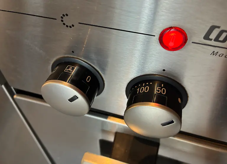 Für die Anwendung müssen wir den Backofen zum Teil vorheizen